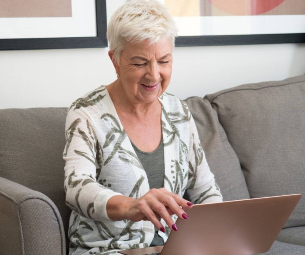 babyboomer vrouw achter laptop