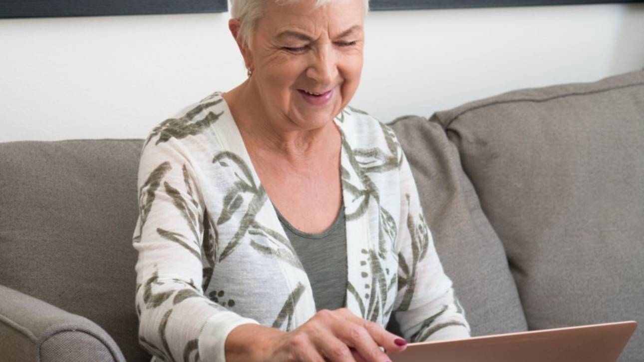 babyboomer laptop - Generaties in beeld: Generation Journey babyboomer vrouw achter laptop