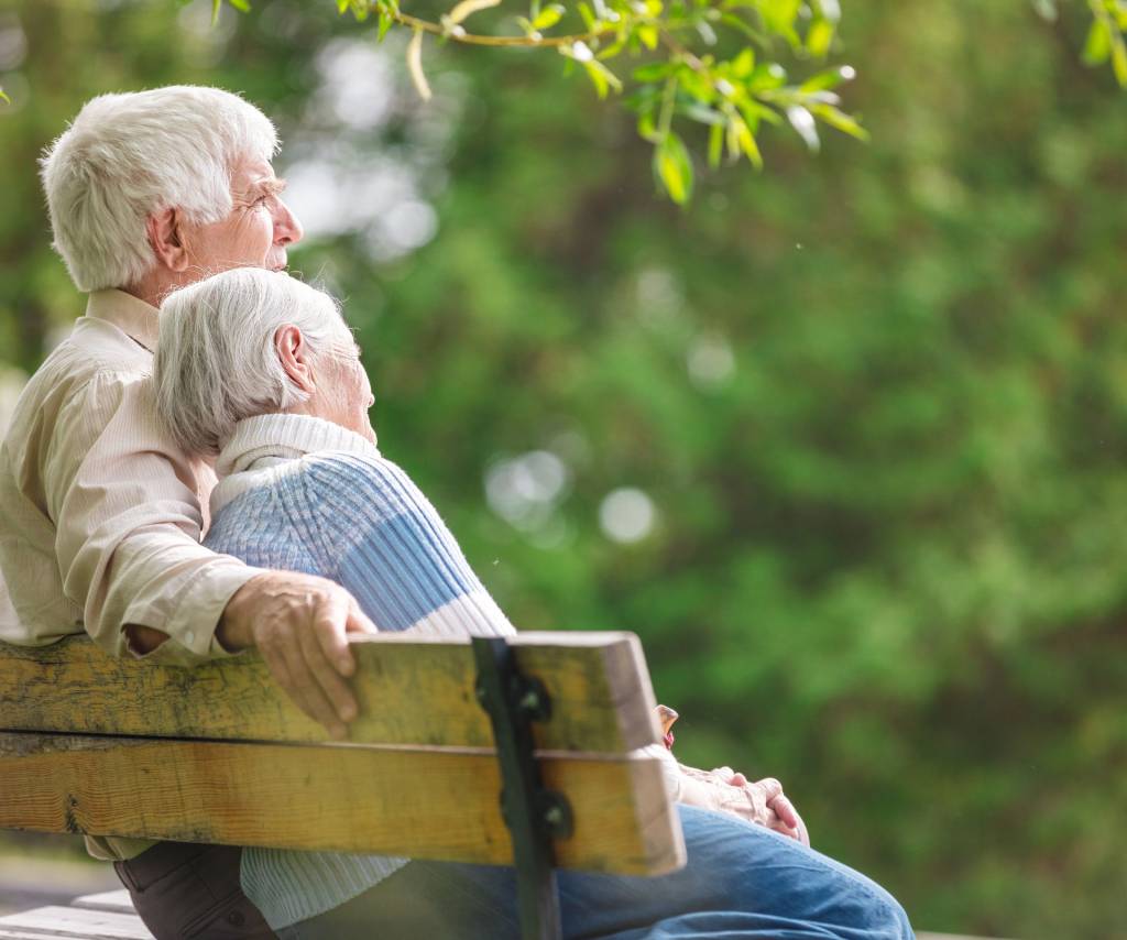 stille generatie genieten - Generaties in beeld: Generation Journey Stille generatie: echtpaar op de bank