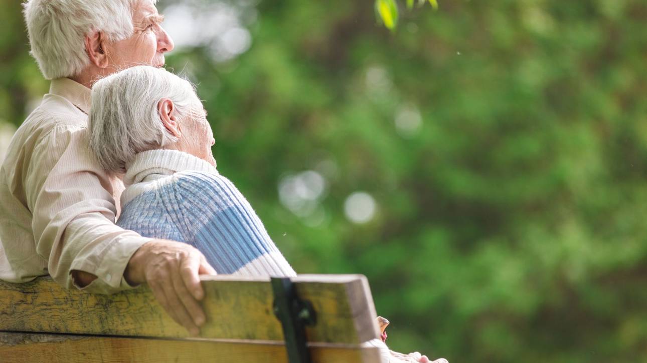 stille generatie genieten - Generaties in beeld: Generation Journey Stille generatie: echtpaar op de bank