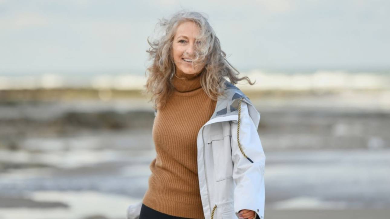 Babyboomer vrouw ontspant op het strand