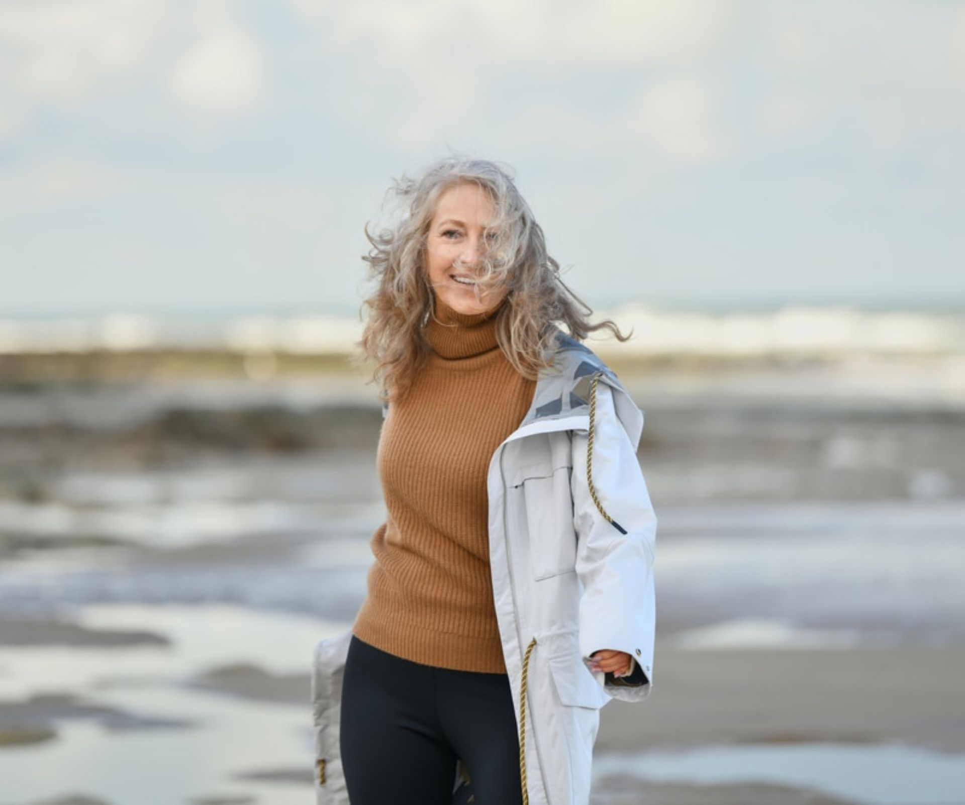 Babyboomer vrouw ontspant op het strand