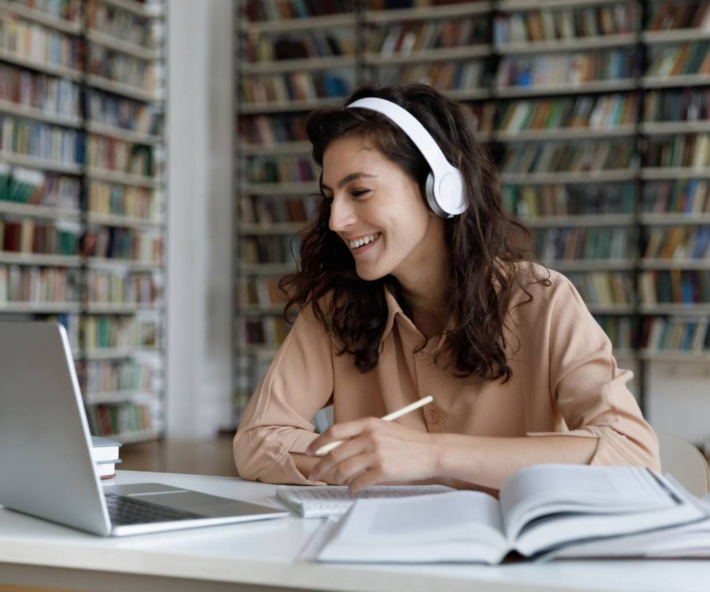 Gen Z studente - Generaties in beeld: Generation Journey Gen Z studente werkt aan opdracht