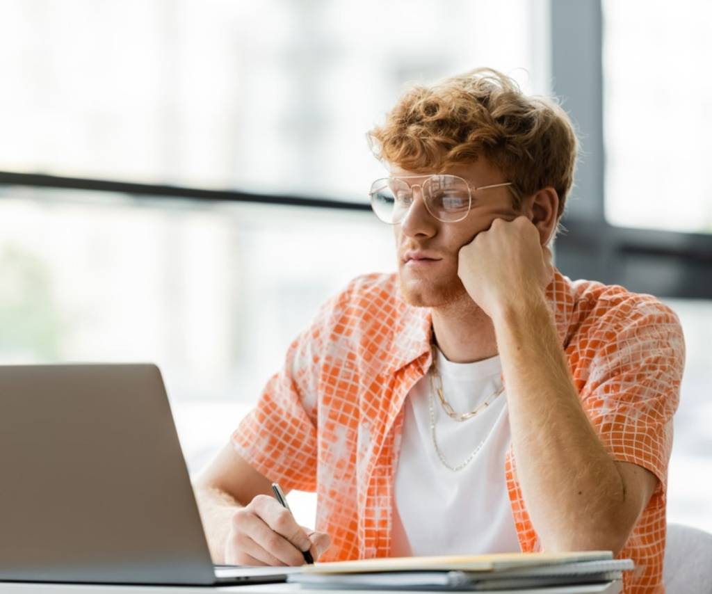 Gen Z student werkt aan opdracht