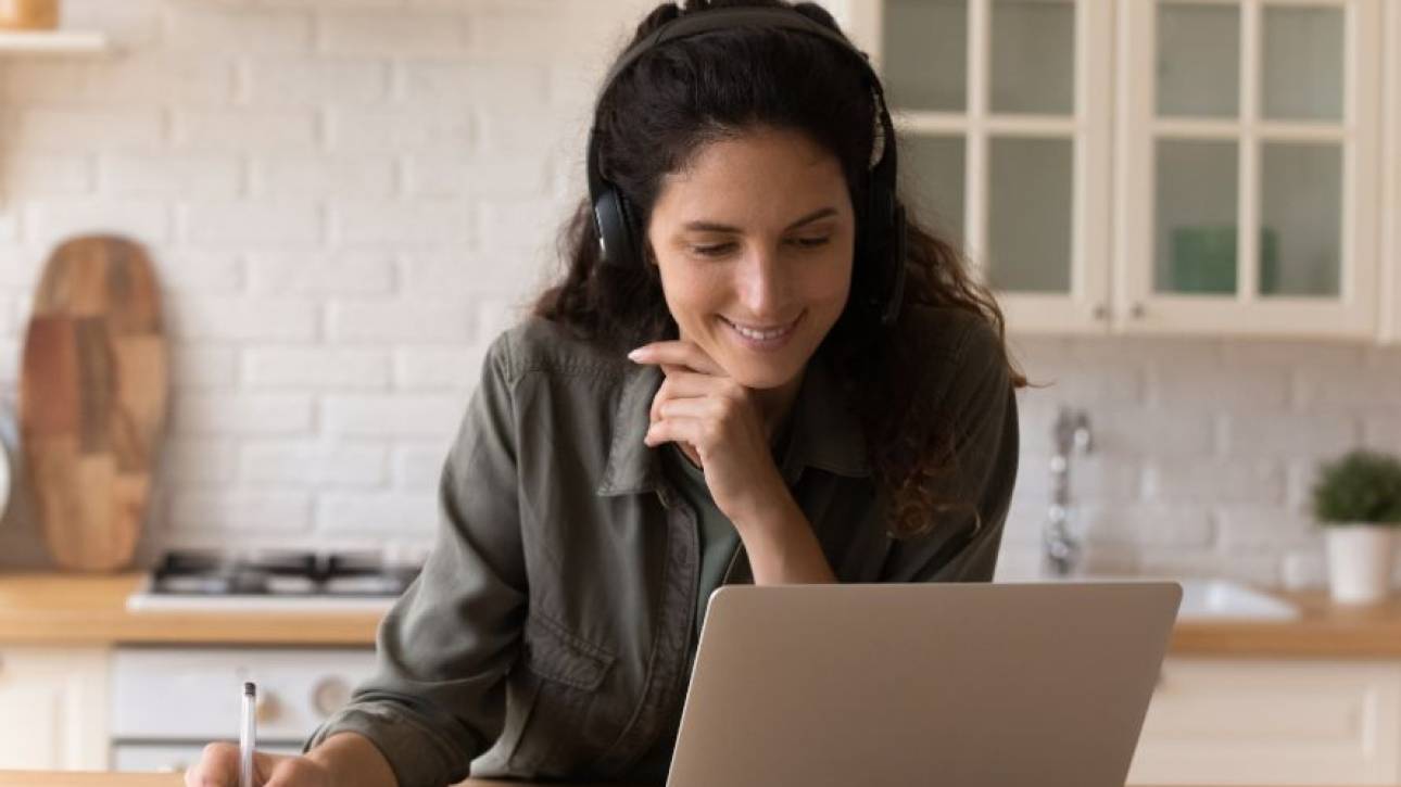 pragmatische generatie vrouw op laptop
