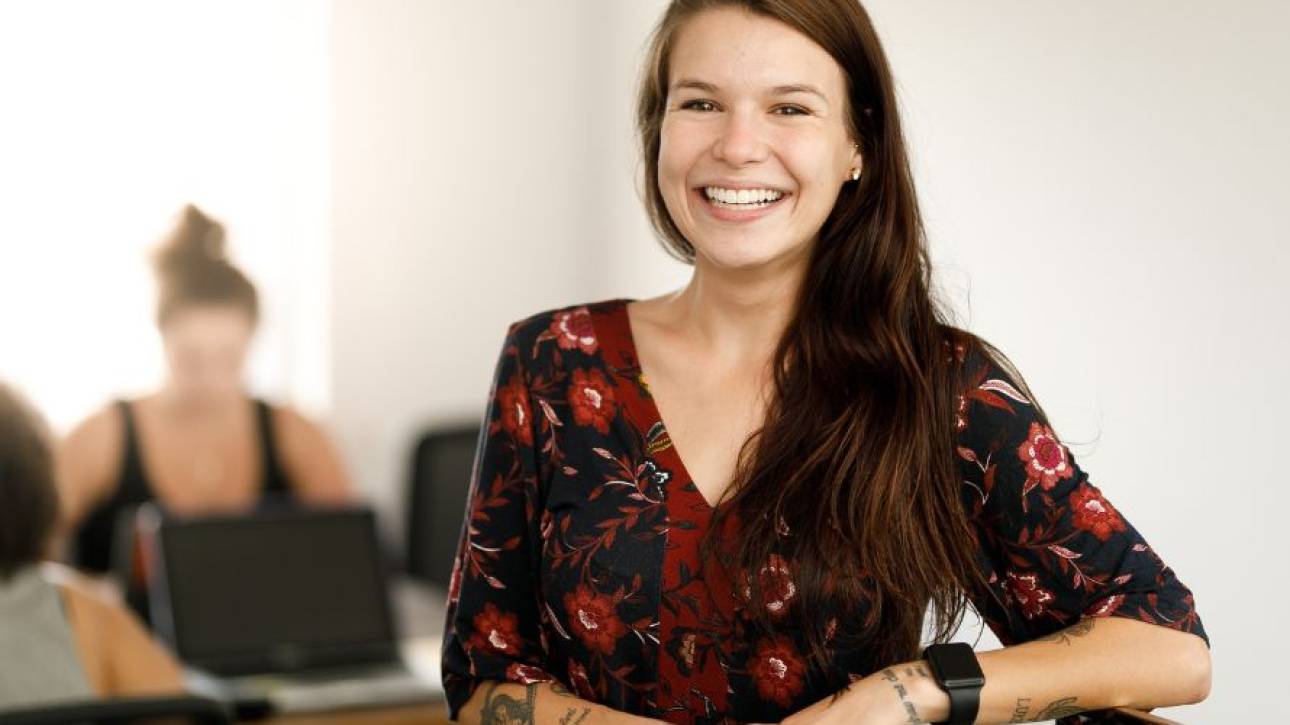 young professional vrouw - Generaties in beeld: Generation Journey Youn porfessional vrouw poseert voor foto