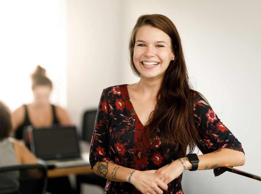 young professional vrouw - Generaties in beeld: Generation Journey Youn porfessional vrouw poseert voor foto