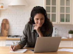 pragmatische generatie vrouw op laptop