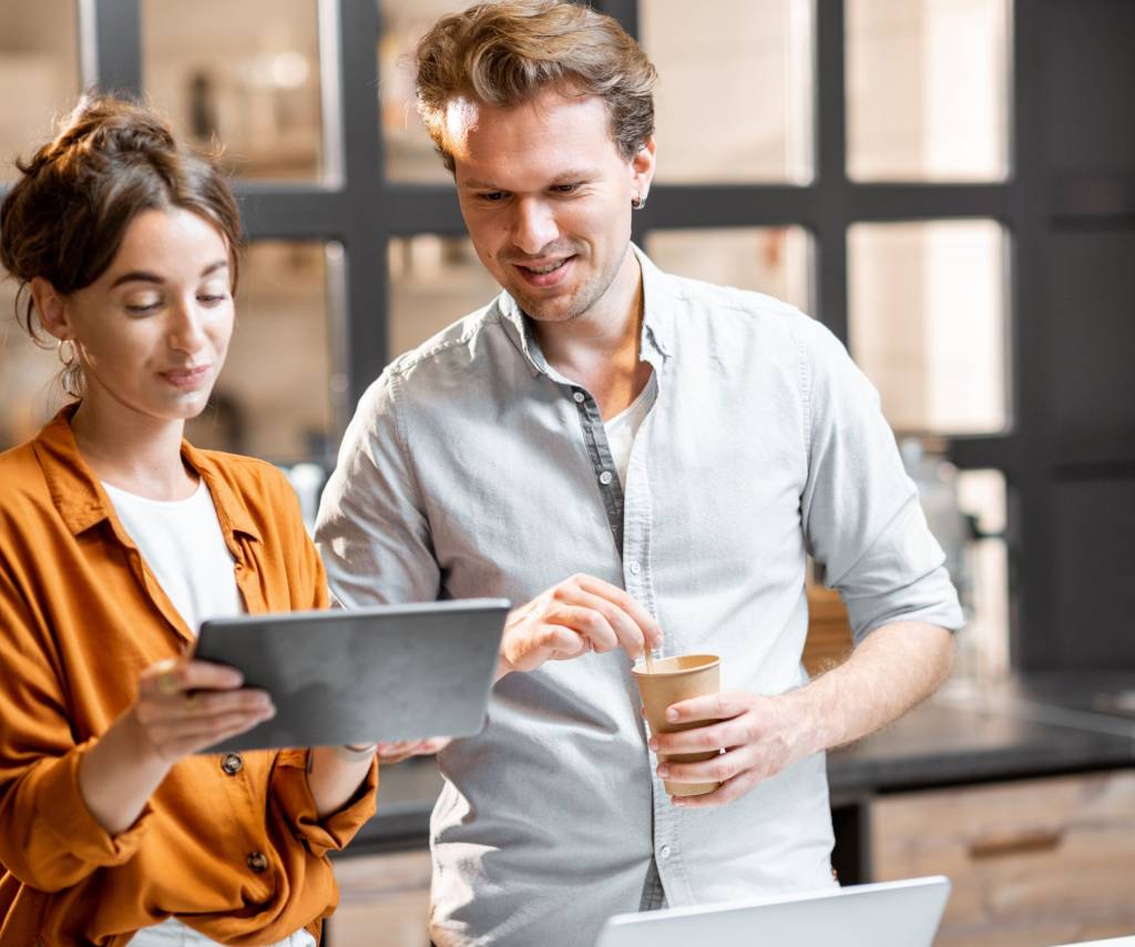 Millennials werk - Generaties in beeld: Generation Journey Millennials met koffie op de werkplek