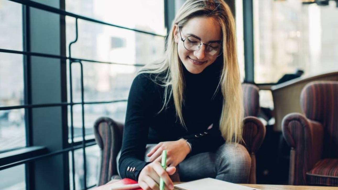 millennial aan het werk in hotel lobby