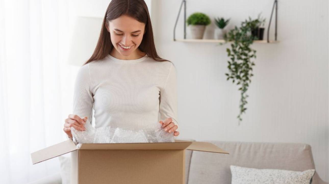 millennial dame ontvangt cadeau