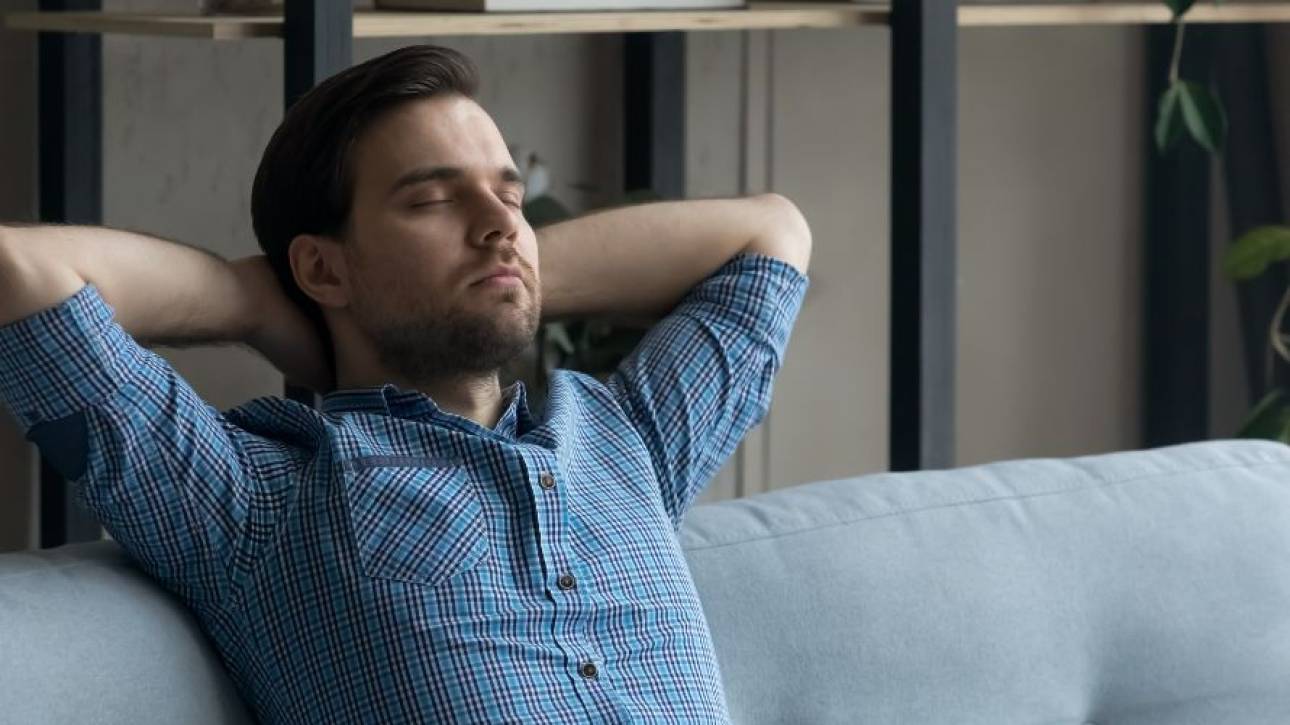 millennial thuis op de bank, man ontspannen