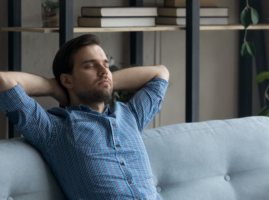 millennial thuis op de bank, man ontspannen