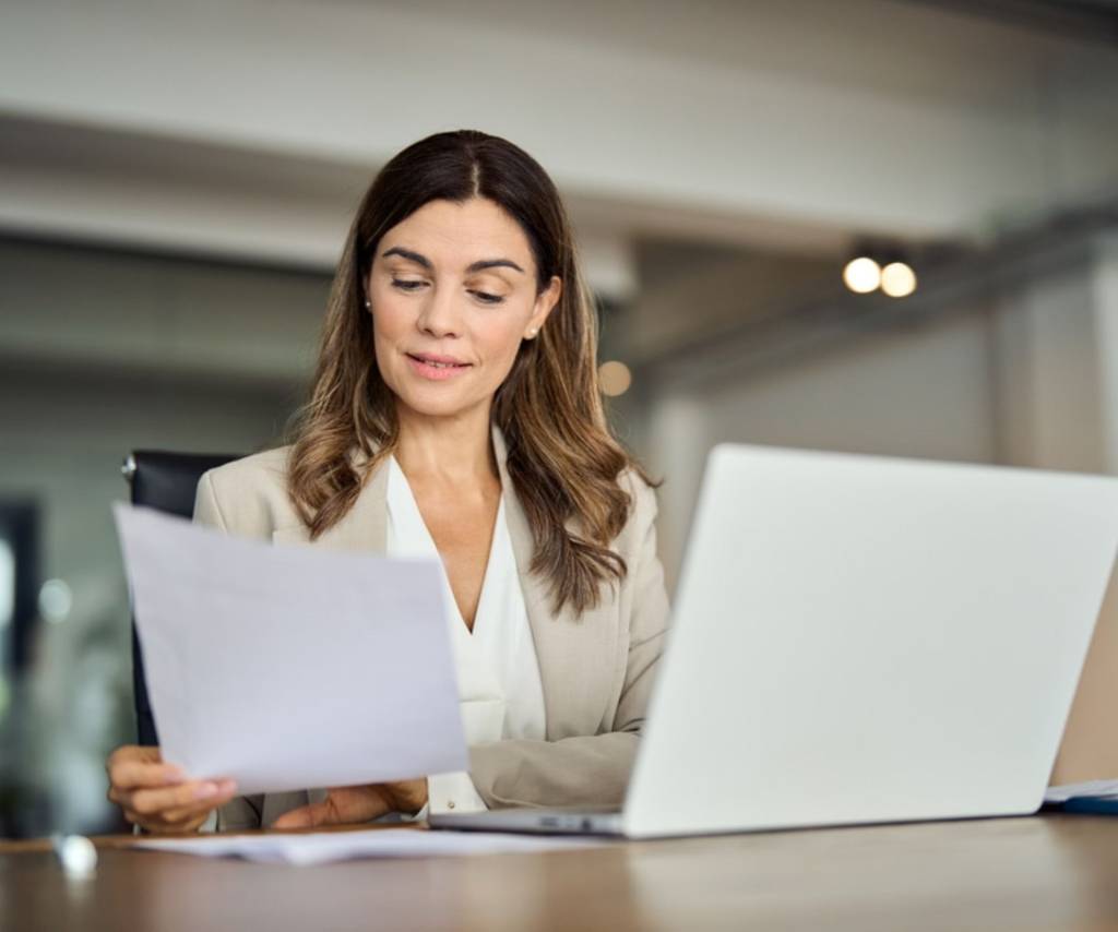 Vrouw zakelijk laptop: op het werk