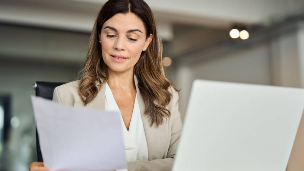 Vrouw op laptop - Generaties in beeld: Generation Journey Vrouw zakelijk laptop: op het werk