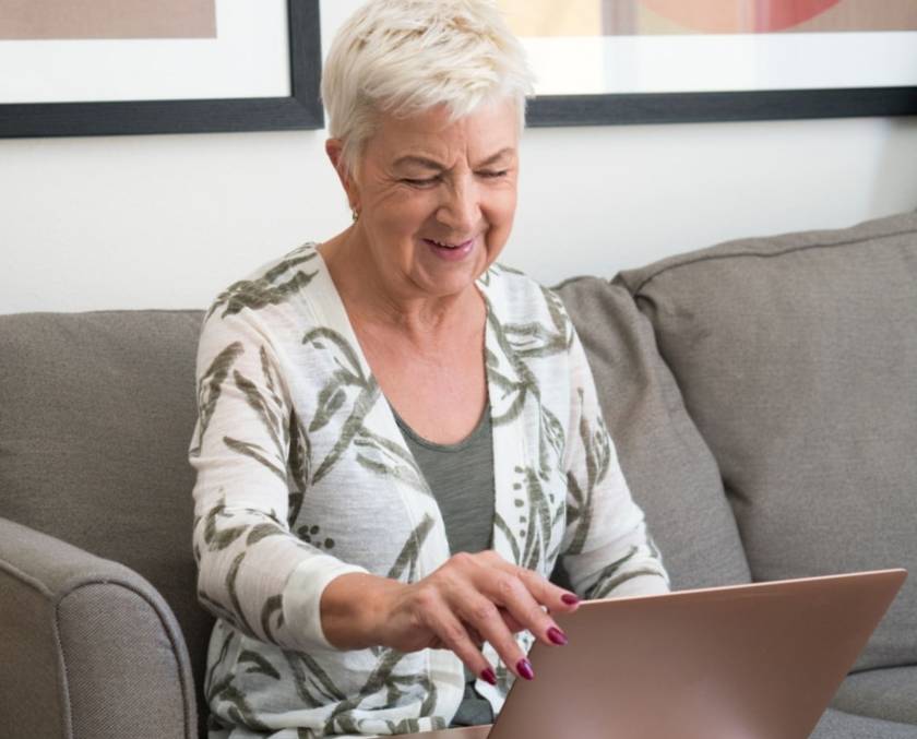 babyboomer vrouw achter laptop