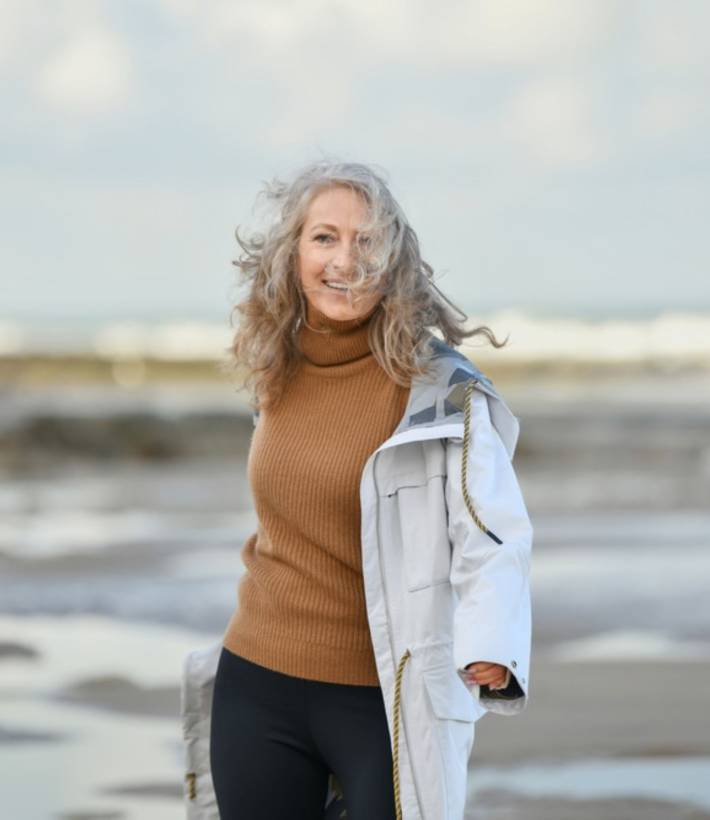 Babyboomer vrouw ontspant op het strand